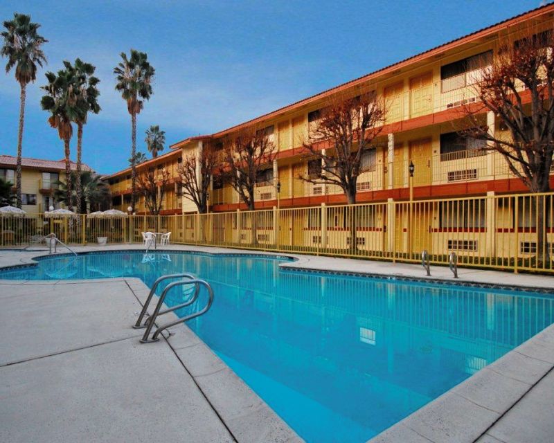 Quality Inn & Suites Bakersfield Exterior photo