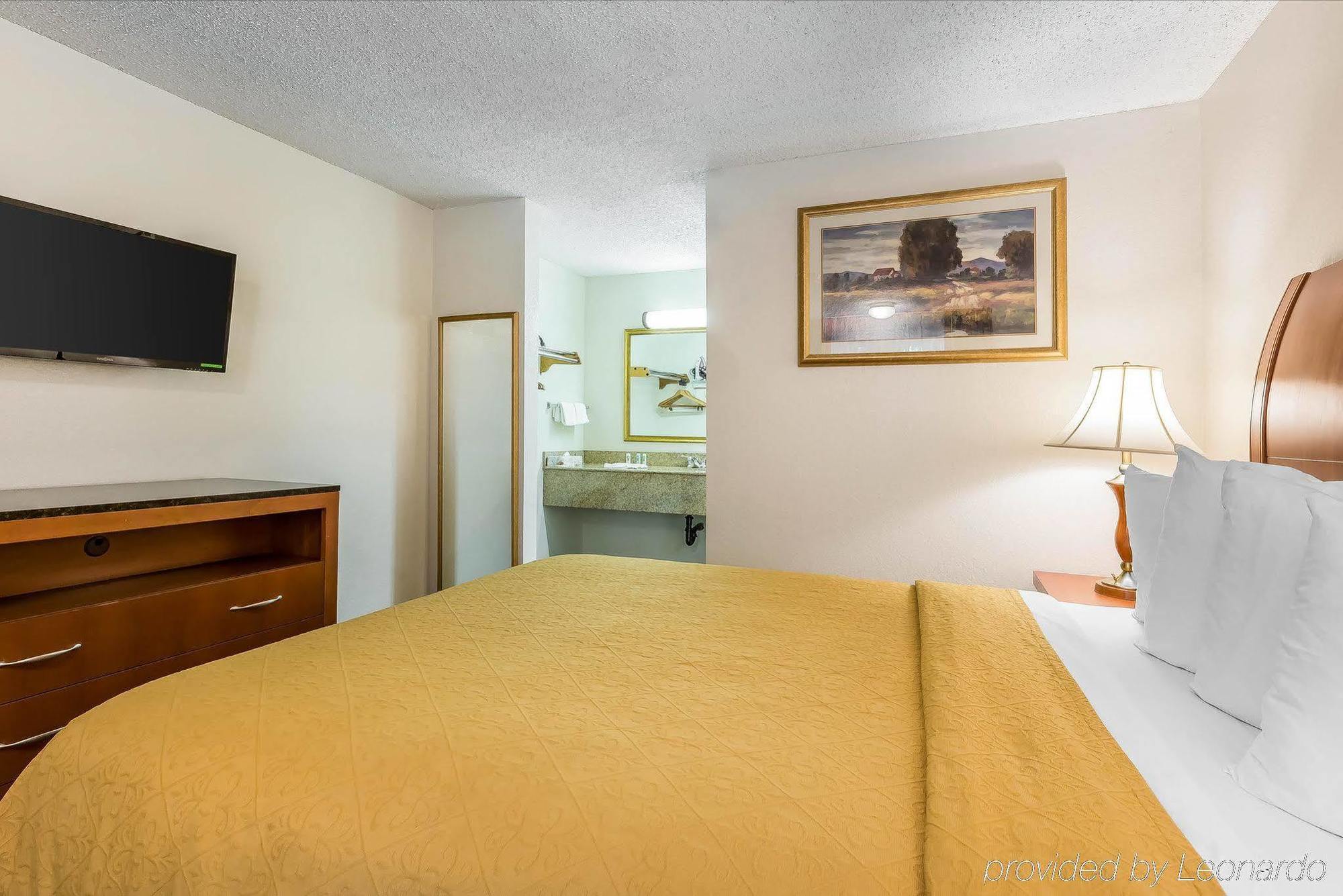Quality Inn & Suites Bakersfield Exterior photo