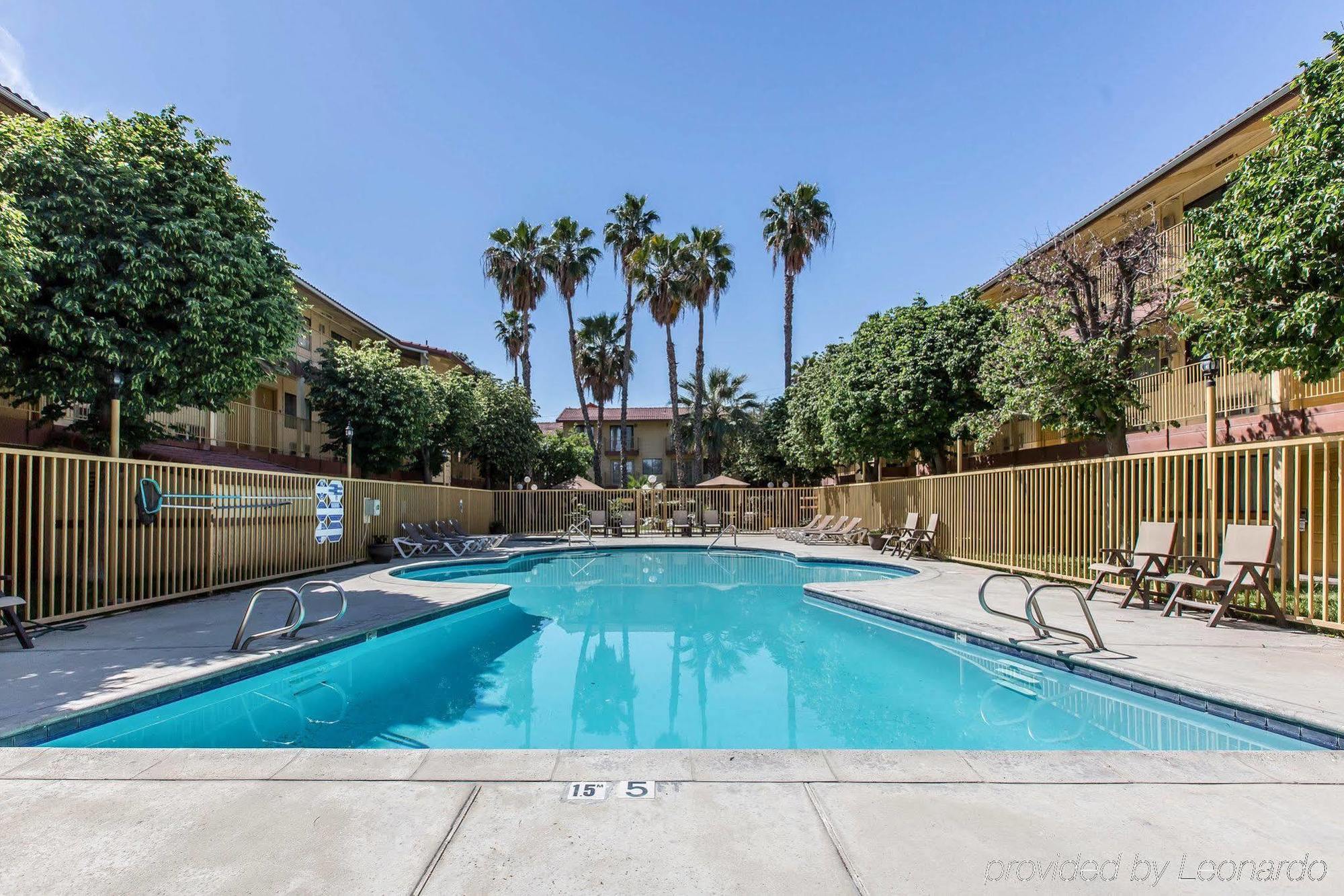 Quality Inn & Suites Bakersfield Exterior photo