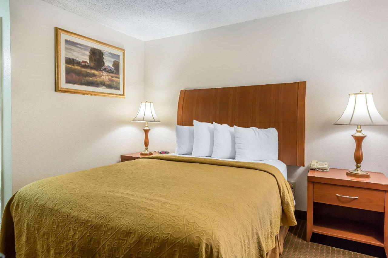 Quality Inn & Suites Bakersfield Exterior photo