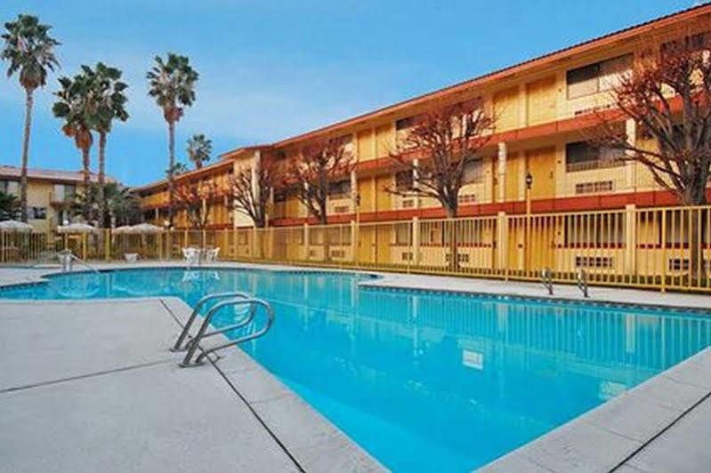 Quality Inn & Suites Bakersfield Exterior photo